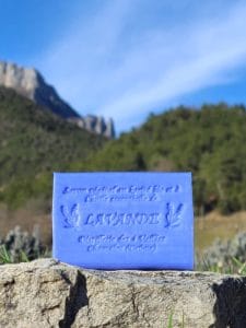 Savon à l'huile essentielle de lavande couleur bleu lavande 125 g.