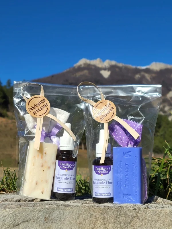 2 sachets cadeau avec un flacon d'huile essentielle de lavande et 1 sachet de fleurs de lavande, l'un avec 1 savon bleu à la lavande, l'autre avec 1 savon blanc avec des fleurs de lavande.