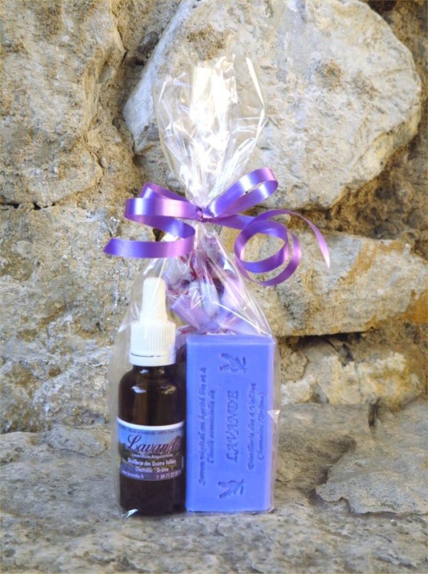 Sachet cadeau avec un flacon d'huile essentielle de lavande, 1 savon bleu à la lavande et 1 sachet de fleurs de lavande