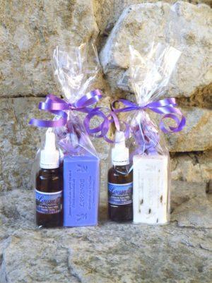 2 sachets cadeau avec un flacon d'huile essentielle de lavande et 1 sachet de fleurs de lavande, l'un avec 1 savon bleu à la lavande, l'autre avec 1 savon blanc avec des fleurs de lavande