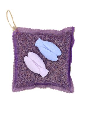 Sachet de fleurs de lavandin en lin et organza décoré de 2 cigales.