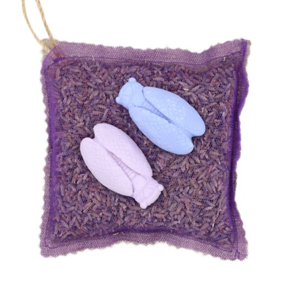 Sachet de fleurs de lavandin en lin et organza décoré de 2 cigales.
