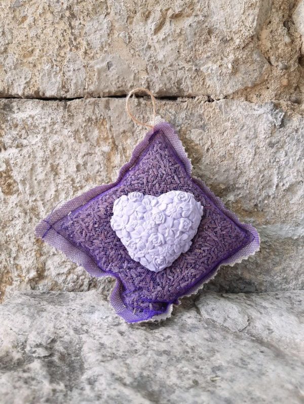 Sachet de fleurs de lavande en lin et organza décoré d'un gros cœur en plâtre couleur lavande