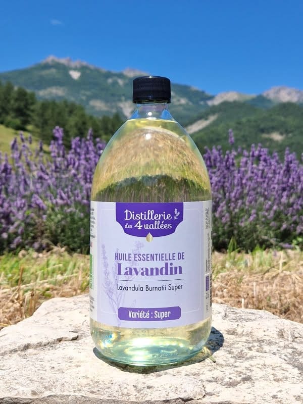 Flacons de 1 L d'huile essentielle de lavandin Super Bio.