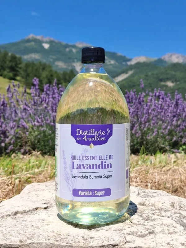 Flacons de 1 L d'huile essentielle de lavandin Super Bio.