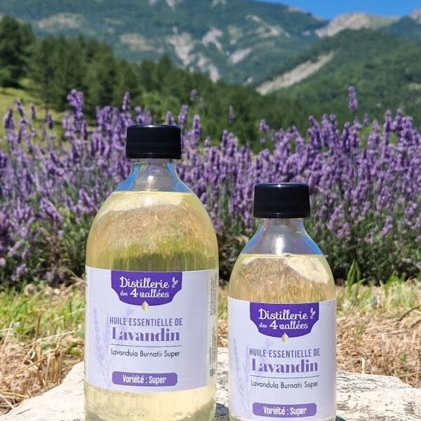 Flacons de 250 et 500 ml d'huile essentielle de lavandin Super Bio.