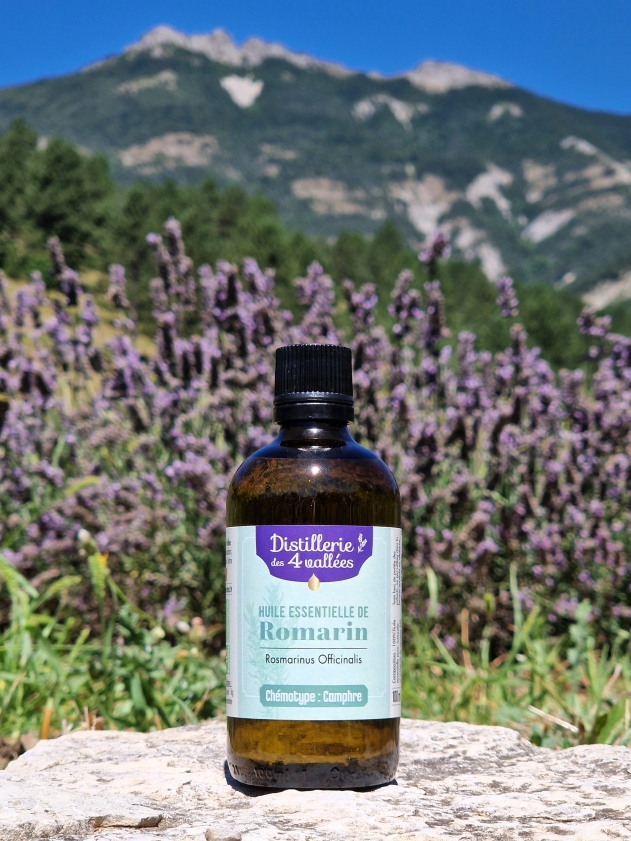 Flacon de 100 ml d'huile essentielle de romarin à camphre.