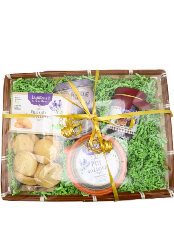 Panier gourmand aux fleurs de lavande comprenant 4 produits.