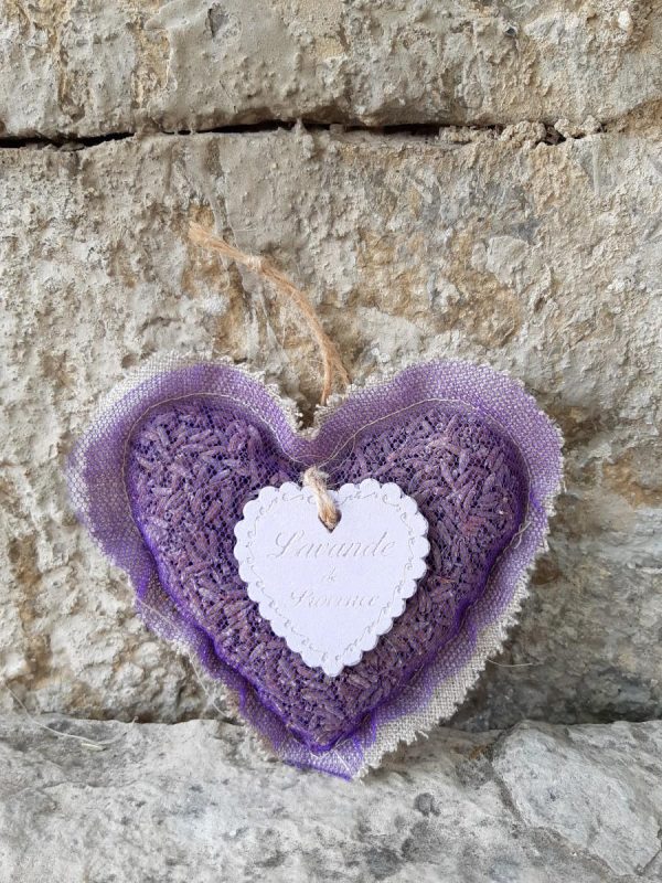 Sachet de fleurs de lavande forme cœur avec un médaillon cœur.