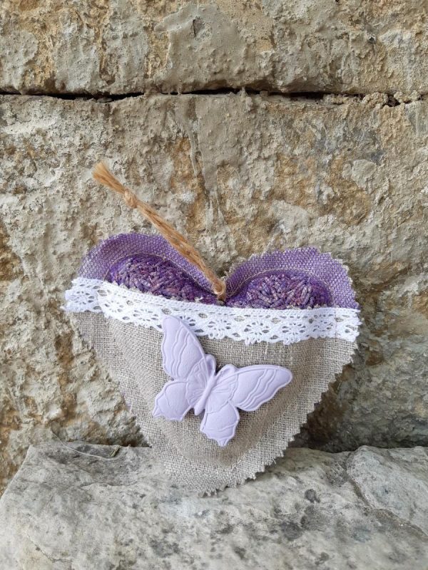 Sachet de fleur de lavande forme cœur avec une broderie et un papillon en plâtre sur le devant.