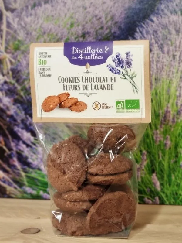 Sachet de cookies au chocolat et fleurs de lavande.
