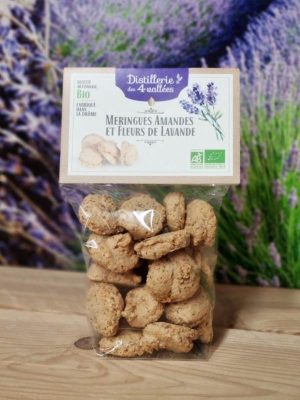 Sachet de meringues aux amandes et fleurs de lavande.