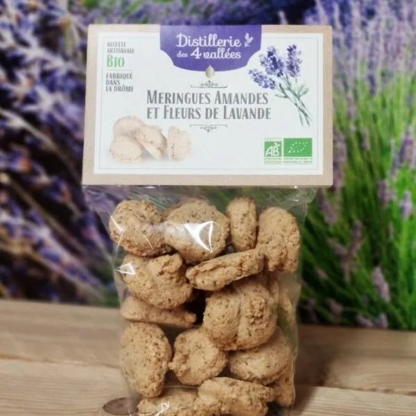 Sachet de meringues aux amandes et fleurs de lavande.