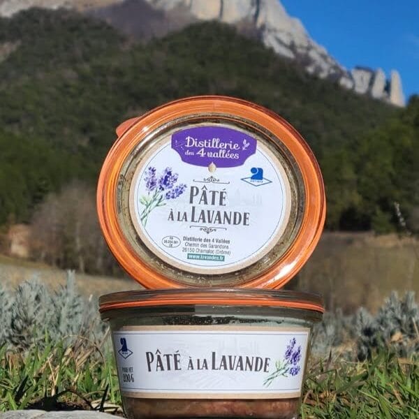 Bocal de pâté aux fleurs de lavande.