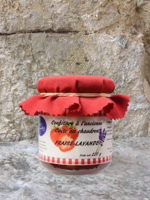 Pot de confiture de fraises aux fleurs de lavande.