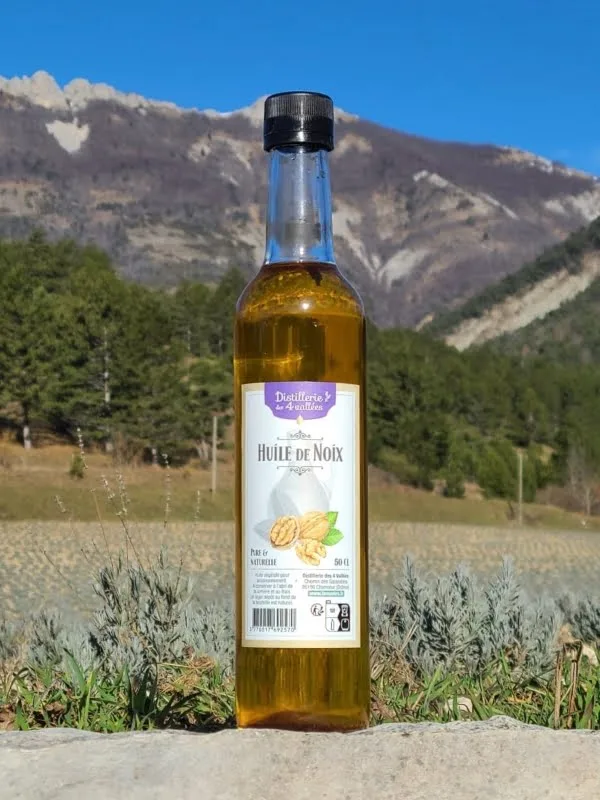 Bouteille d'huile de noix vierge maison de 50 cl.