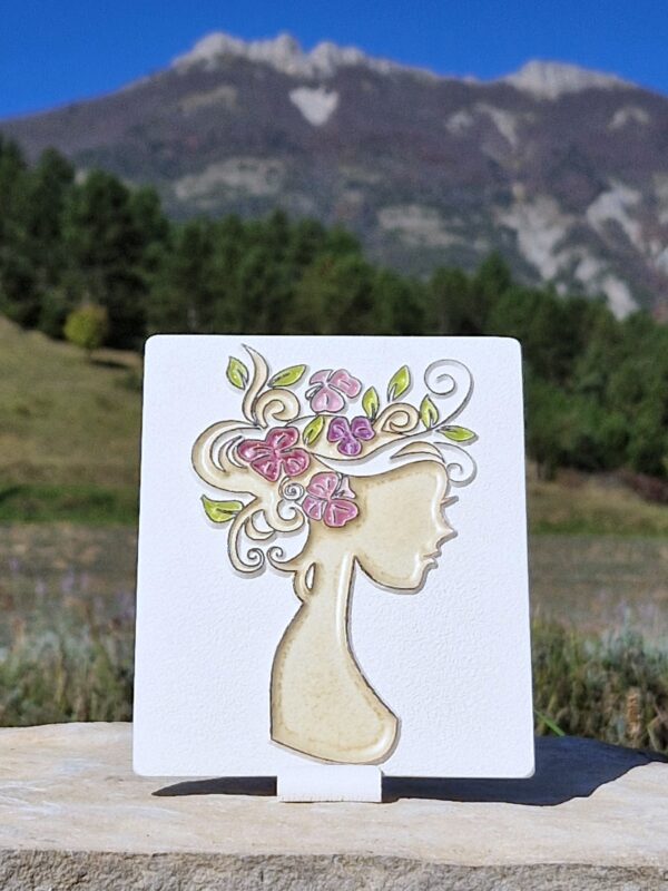 Grand diffuseur d'huile essentielle motif buste de femme à la coiffure fleurie.