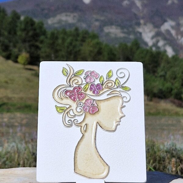 Grand diffuseur d'huile essentielle motif buste de femme à la coiffure fleurie.