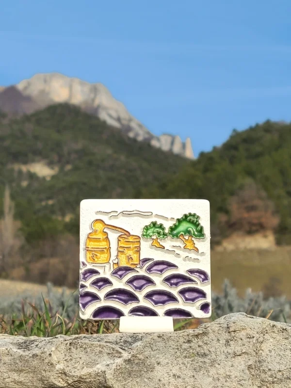 Diffuseur d'huile essentielle motif alambic au milieu des lavandes.