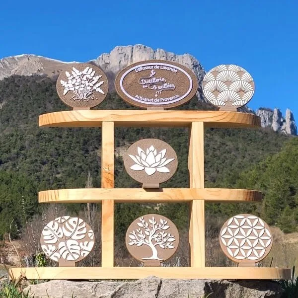 Diffuseurs ronds en terre brune Ciel & Terre aux motifs modernes.