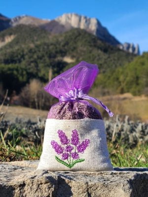 Sachet de fleurs de lavande brodé en organza.