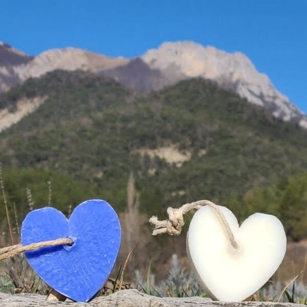 Savons à l'huile essentielle de lavande fine forme cœur avec une corde.