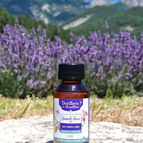 Huile végétale d'amande douce bio aux propriétés nourrissantes et adoucissantes en flacon de 90ml.