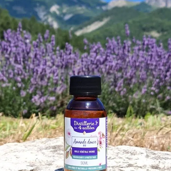 Huile végétale d'amande douce bio aux propriétés nourrissantes et adoucissantes en flacon de 90ml.