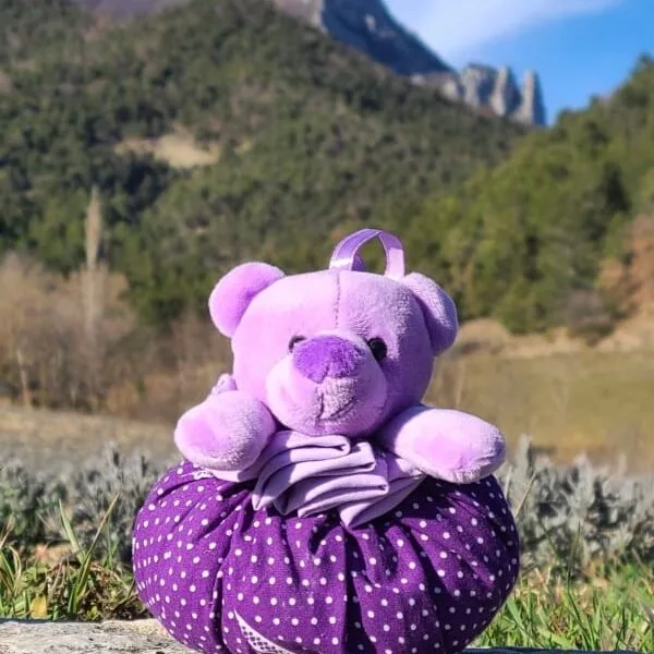 Aumonière de fleurs de lavande en forme d'ourson.