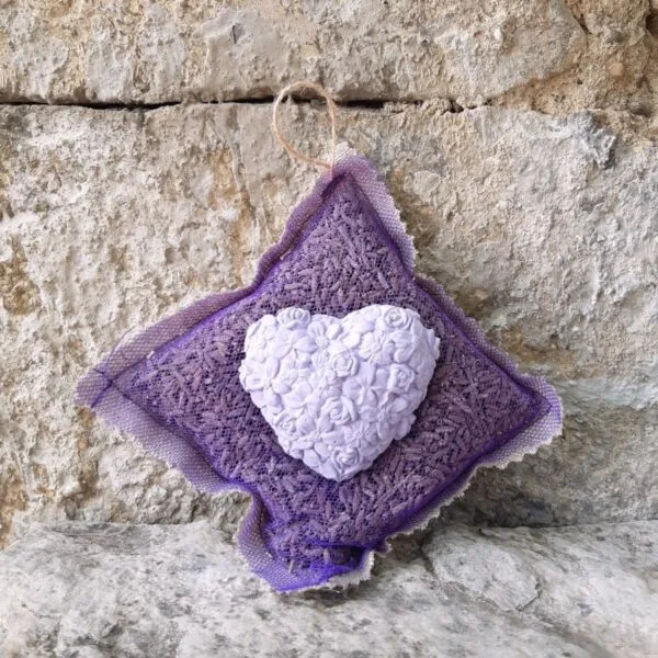 Sachet de lavande carré en lin et tulle violet garni de lavandin, avec grand cœur en plâtre parfumable à suspendre pour parfumer armoires et tiroirs.