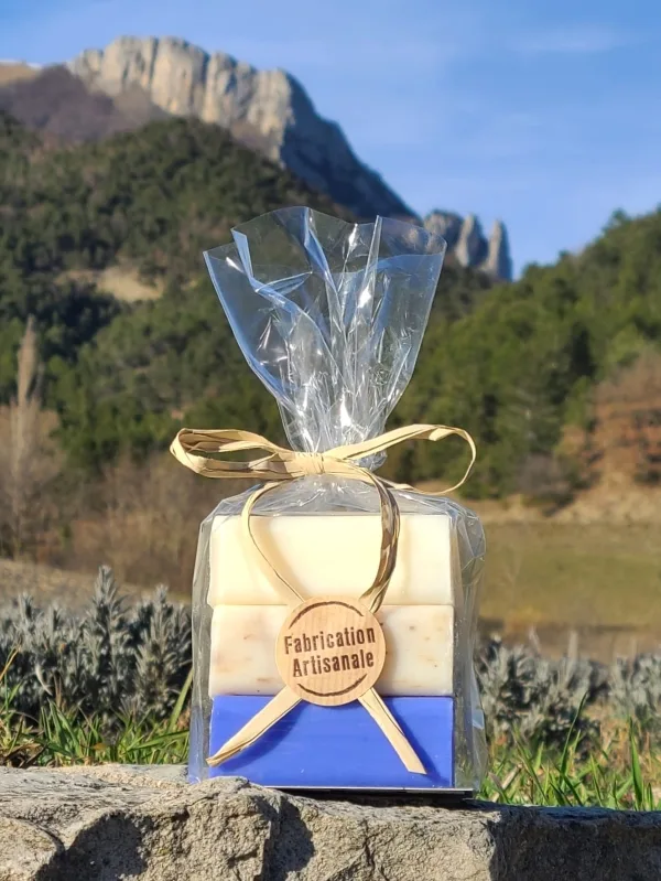 1 blanc + 2 avec fleurs