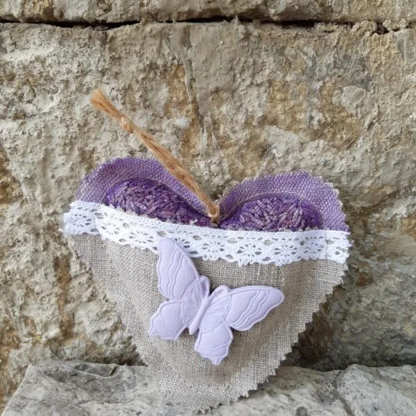 Sachet de lavande en forme de cœur, lin et tulle violet, papillon en plâtre parfumable, ruban de dentelle, destiné à parfumer armoires et tiroirs.