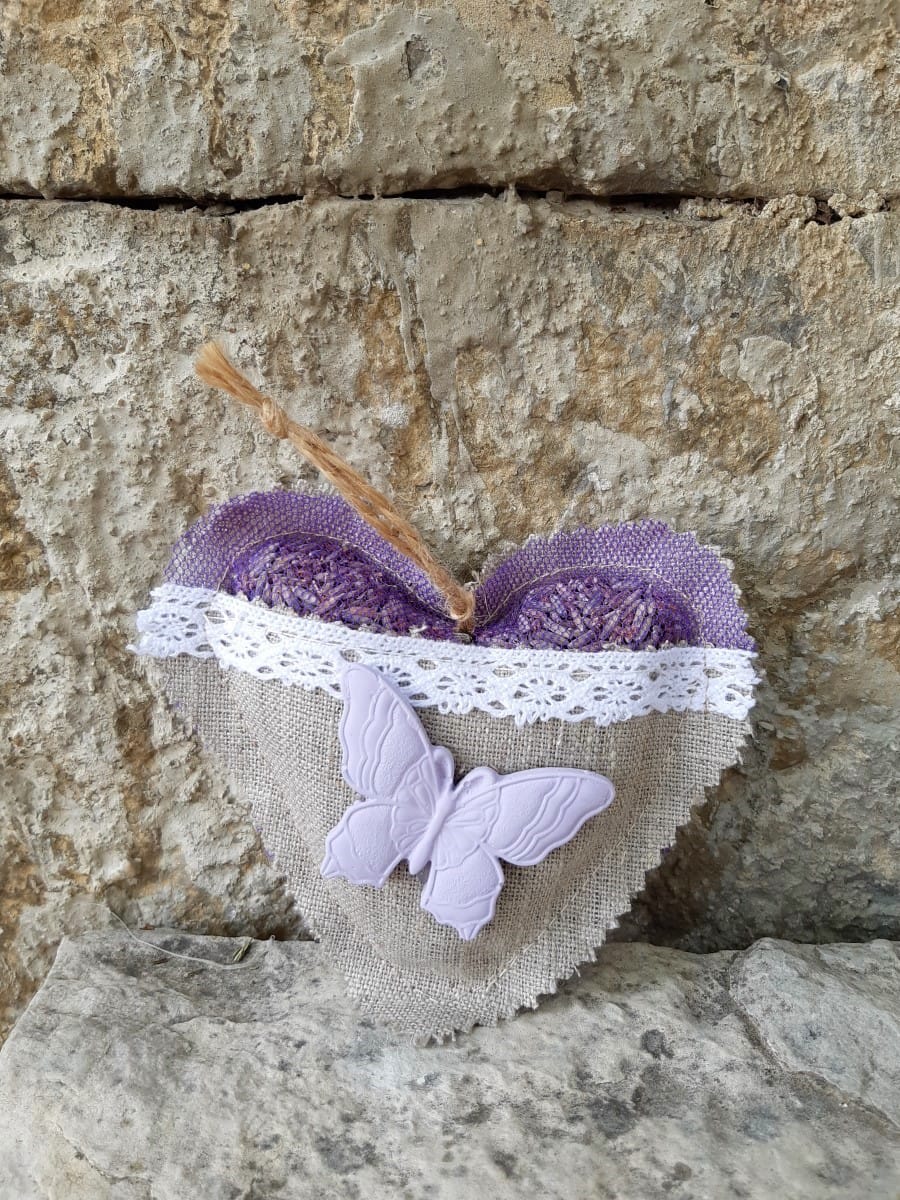 Sachet de lavande en forme de cœur, lin et tulle violet, papillon en plâtre parfumable, ruban de dentelle, destiné à parfumer armoires et tiroirs.