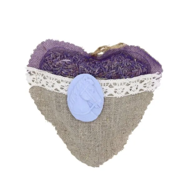 Sachet cœur en tulle et lin garni de fleurs de lavandin, médaillon Camay cheval, destiné à parfumer armoires et tiroirs de façon naturelle.