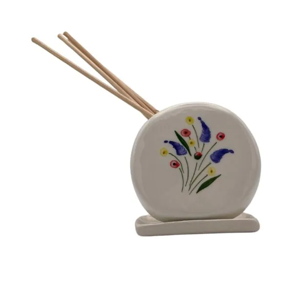 Diffuseur à bâtonnets en céramique décorée motif Fleurs des champs avec tiges en bois, diffusion par capillarité pour parfumer la maison.