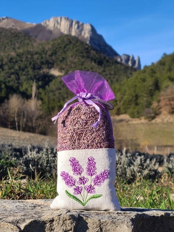Grand sachet de lavande en lin et organza violet brodé, rempli de fleurs de lavande et lavandin, format 60 g, à suspendre pour parfumer le linge.