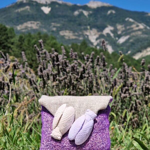 Sachet de lavande Pochette Cigale en lin et tulle violet, garni de lavandin, deux cigales en plâtre parfumables, à suspendre pour parfumer le linge.