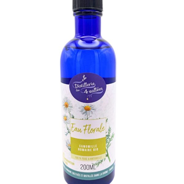 Hydrolat camomille romaine bio 200 ml Distillerie des 4 Vallées, distillé sur place, flacon bleu, soin apaisant pour peaux sensibles et routine détente.