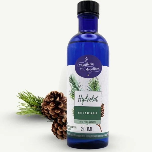 Hydrolat bio pin et sapin 200 ml en flacon plastique bleu recyclable, eau florale de résineux au parfum boisé et frais pour soins et ambiance.