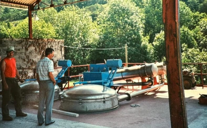André et Alain Aubanel à la distillerie en 2000 avec les premiers vases inox de 5000 L