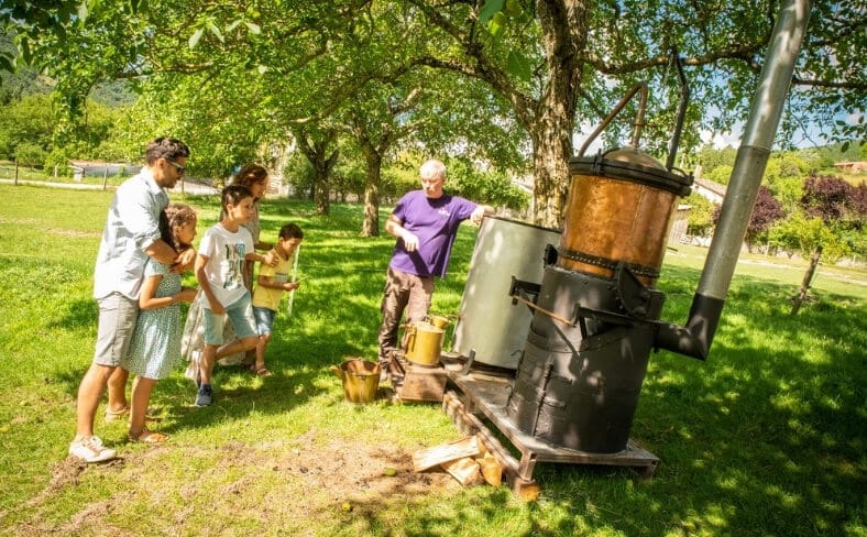 animation de distillation à l’ancienne pour enfants et adultes dans le Diois