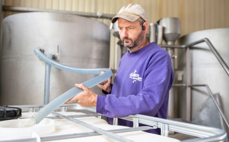 Maxime Méjean aux essenciers lors de la distillation de plantes aromatiques en Drôme