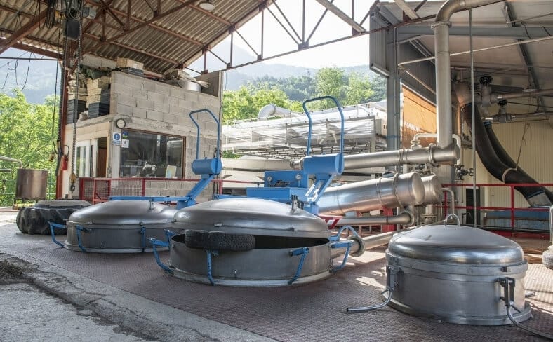 distillerie modernisée en 2023 pour l’extraction d’huiles essentielles à la vapeur d’eau