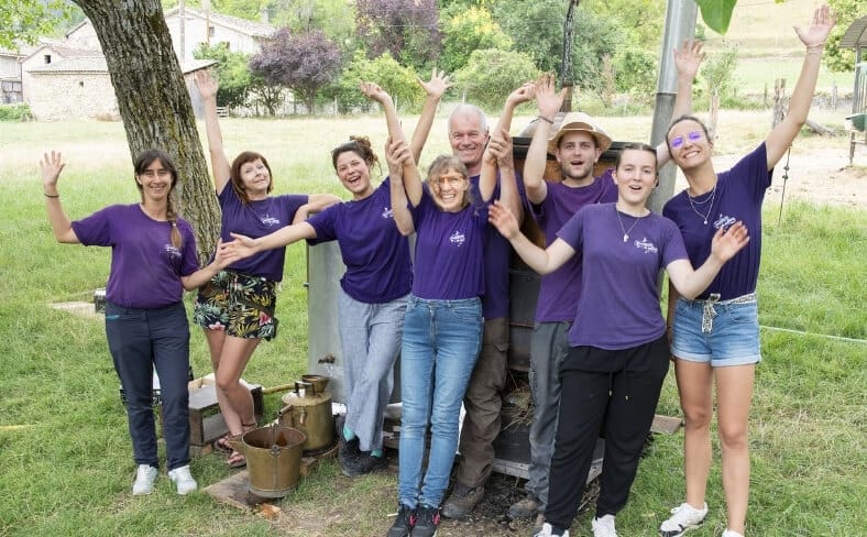 équipe complète de la Distillerie des 4 Vallées avec guides du musée et animateurs