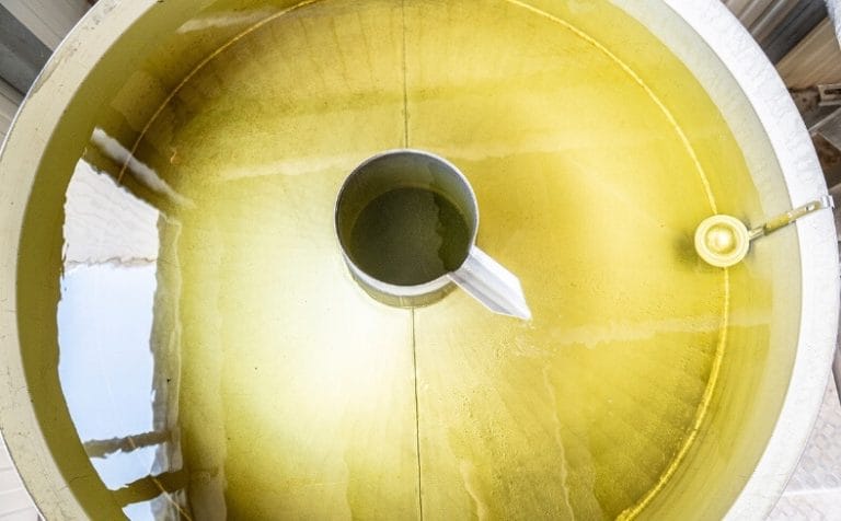 essencier rempli d’huile essentielle fraîchement extraite en Auvergne-Rhône-Alpes