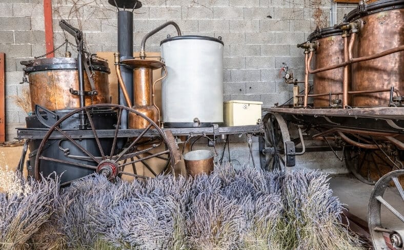 alambic restauré du musée de la lavande visible lors des visites guidées