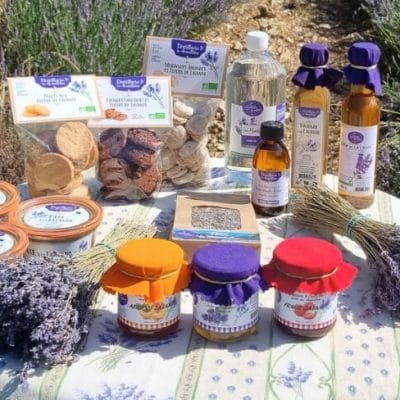 assortiment de produits artisanaux français confitures sirops pâtés biscuits huiles essentielles fleurs hydrolats