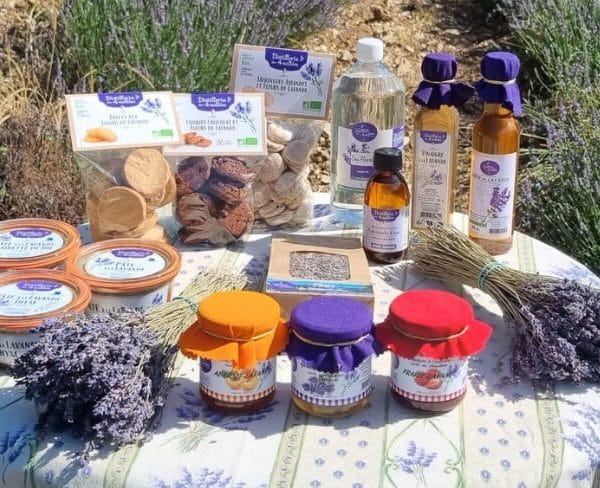 assortiment de produits artisanaux français confitures sirops pâtés biscuits huiles essentielles fleurs hydrolats