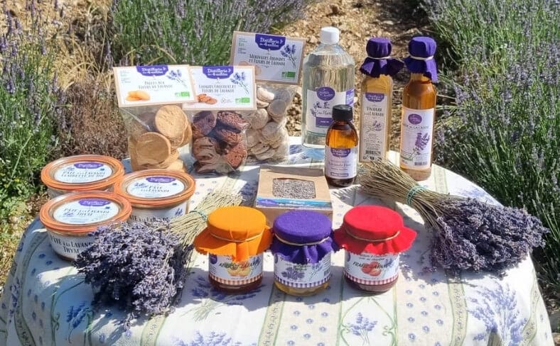 assortiment de produits artisanaux français confitures sirops pâtés biscuits huiles essentielles fleurs hydrolats