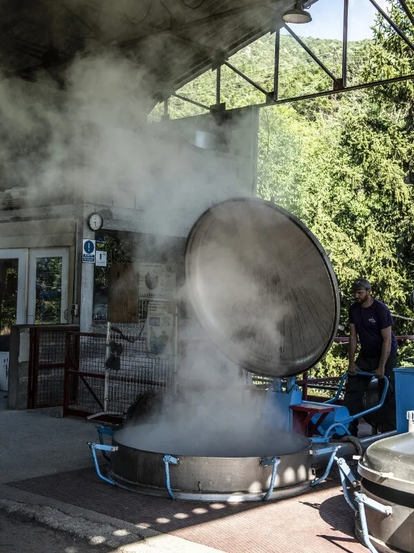 Cuve de distillation à la vapeur dans les installations de la Distillerie des 4 Vallées à Chamaloc